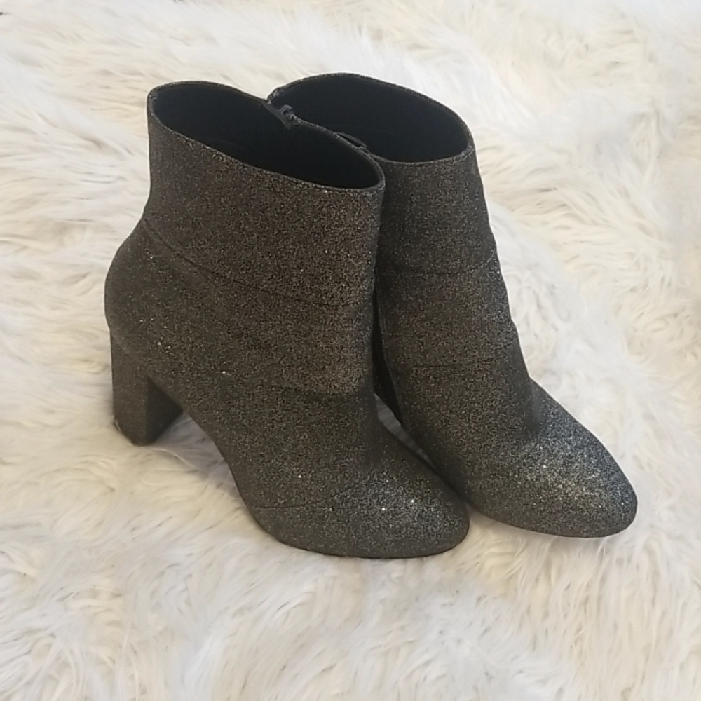 BCBGeneration Womens Coral Almond Toe Ankle Boots. Black/Gold. Size 8